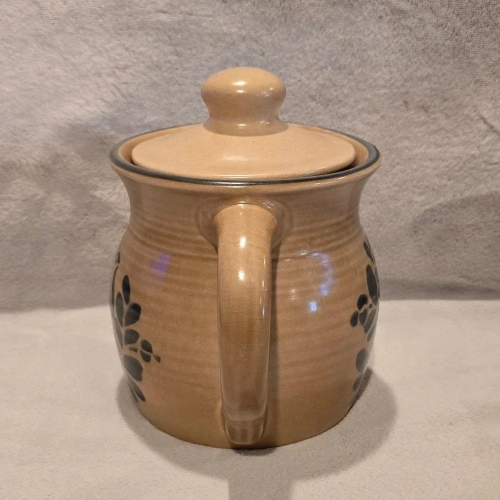Pfaltzgraff Village Stoneware Teapot with Lid 40 oz Tan Brown Folk Art 550 USA